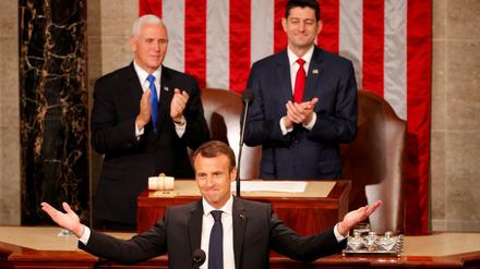 Äußerst einnehmend. Vizepräsident Mike Pence (Links) und Mehrheitsführer Ryan Paul können gar nicht anders, als Frankreichs Präsident Emmanuel Macron zu applaudieren.