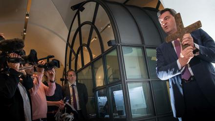Markus Söder beim Aufhängen eines Kreuz in der bayerischen Staatskanzlei.