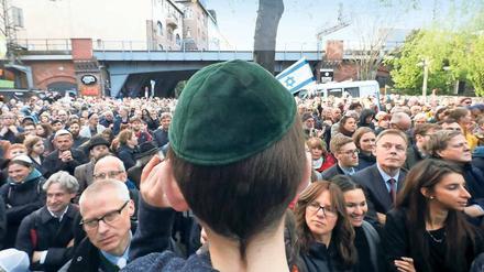 Klares Bekenntnis. 2500 Menschen kamen zum Jüdischen Gemeindehaus in der Fasanenstraße, um ihre Solidarität mit den jüdischen Berlinern zu zeigen. 