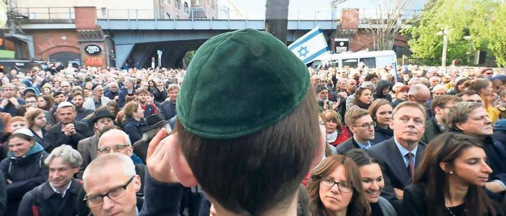 Klares Bekenntnis. 2500 Menschen kamen zum Jüdischen Gemeindehaus in der Fasanenstraße, um ihre Solidarität mit den jüdischen Berlinern zu zeigen.