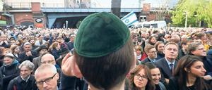 Klares Bekenntnis. 2500 Menschen kamen zum Jüdischen Gemeindehaus in der Fasanenstraße, um ihre Solidarität mit den jüdischen Berlinern zu zeigen. 