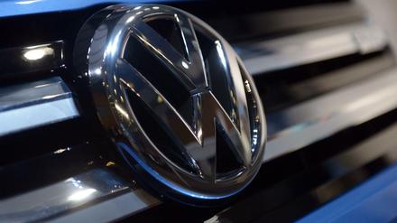 Das VW-Logo an einer Limousine.