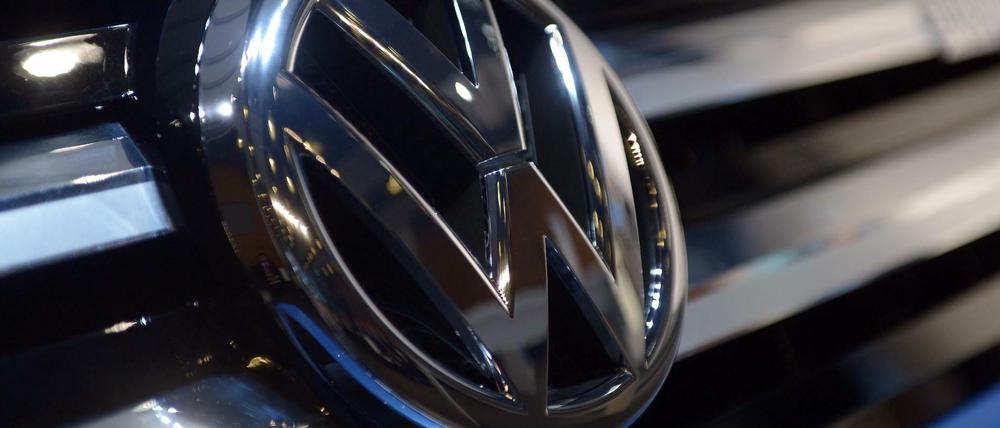 Das VW-Logo an einer Limousine.