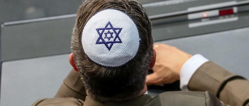 Solidarität: Einige Abgeordnte tragen im Plenum Kippa im Plenum, die jüdische Kopfbedeckung.
