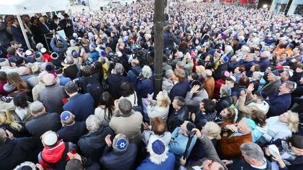 Zahlreiche Menschen beteiligen sich an der Solidaritätskundgebung "Berlin trägt Kippa" der Jüdischen Gemeinde zu Berlin.