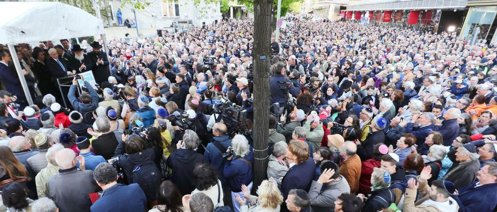 Zahlreiche Menschen beteiligen sich an der Solidaritätskundgebung "Berlin trägt Kippa" der Jüdischen Gemeinde zu Berlin.