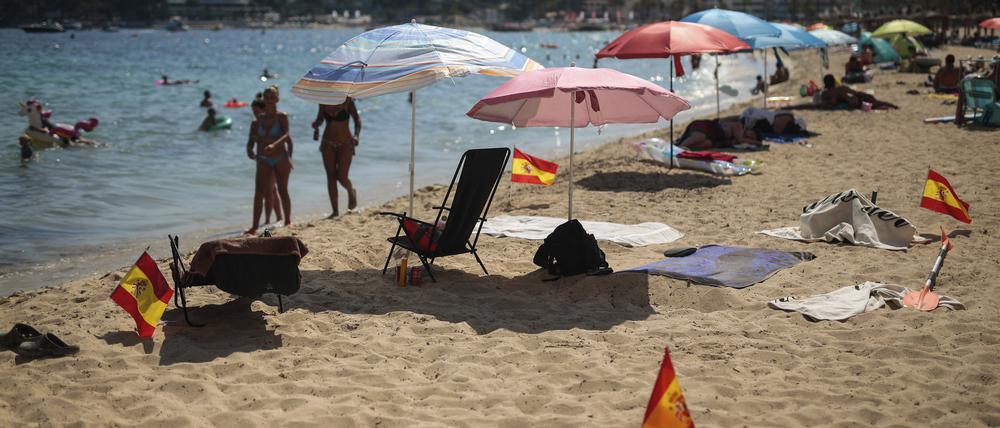 Auf Mallorca hat ein Strandbesucher den Mindestabstand mit Flaggen abgesteckt.