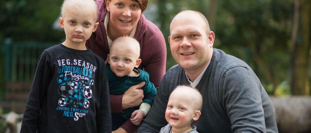 Zwei Eltern, drei Kinder. Während der fünfjährige ältere Bruder nur drei Zähne, wenige Haare und keine Schweißdrüsen hat, konnten diese Symptome einer Erbkrankheit bei seinen beiden Brüdern stark gelindert werden. Die Zwillinge zeigen beispielsweise eine normale Schweißproduktion