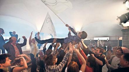 Tragfähig. Falsnaes wird bei der Performance „Influence“ von den Besuchern auf Händen getragen. 