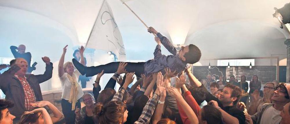 Tragfähig. Falsnaes wird bei der Performance „Influence“ von den Besuchern auf Händen getragen.