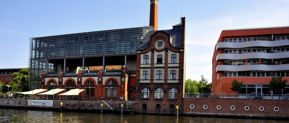 Das Radialsystem am Ufer der Spree.    