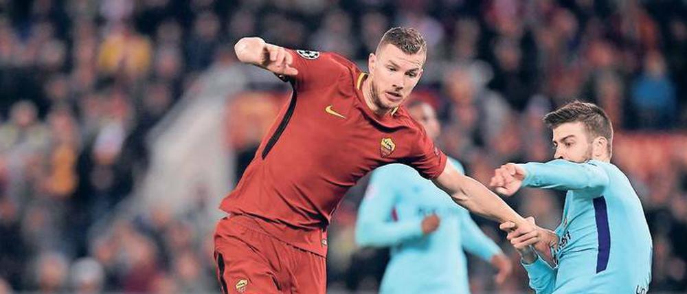 Kaum zu stoppen. Barcelonas Gerard Piqué (rechts) kriegt Roms Stürmer Edin Dzeko nicht zu fassen.