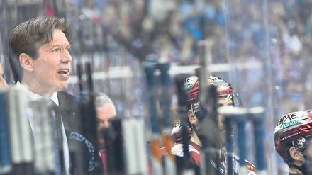 Voll den Durchblick. Uwe Krupp steht mit den Eisbären Berlin vor seinem größten Erfolg als Trainer. 
