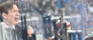 Voll den Durchblick. Uwe Krupp steht mit den Eisbären Berlin vor seinem größten Erfolg als Trainer. 