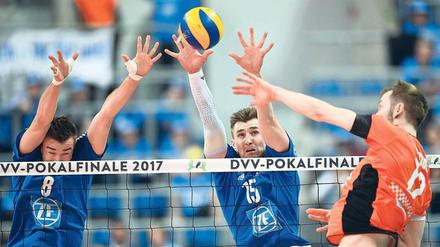 Und drauf. Paul Carroll (r.) hat sich schon viele Duelle mit dem VfB Friedrichshafen geliefert. Auch dieses Jahr ruhen die Hoffnungen der Volleys auf ihm. 