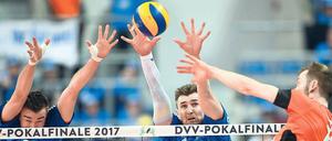 Und drauf. Paul Carroll (r.) hat sich schon viele Duelle mit dem VfB Friedrichshafen geliefert. Auch dieses Jahr ruhen die Hoffnungen der Volleys auf ihm. 