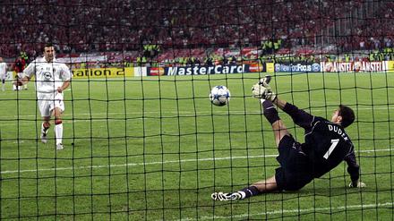 Der Schlusspunkt. Jerzy Dudek hält den letzten Elfmeter von Andrej Schewtschenko.