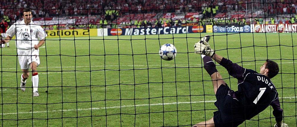 Der Schlusspunkt. Jerzy Dudek hält den letzten Elfmeter von Andrej Schewtschenko.