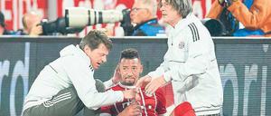 Kein Fußball mehr um halb zehn: Am Mittwochabend kümmern sich Münchens Teamärzte um Jerome Boateng. Er ist, schon wieder, ernsthaft am Oberschenkel verletzt.