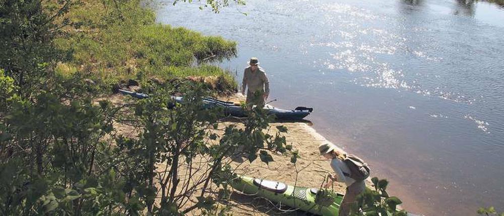 Boot und Spiele. In Hangelsberg befindet sich einer der wenigen Strände am Ufer der Spree. Der Fluss strömt hier so schnell, dass man möglichst stromabwärts paddelt. Foto: Stefan Jacobs
