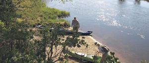 Boot und Spiele. In Hangelsberg befindet sich einer der wenigen Strände am Ufer der Spree. Der Fluss strömt hier so schnell, dass man möglichst stromabwärts paddelt. Foto: Stefan Jacobs