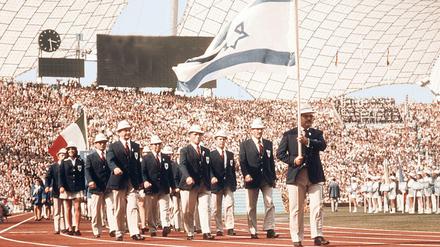 Einzug der israelischen Olympia-Mannschaft von 1972. Der Mossad wollte die deutsche Polizei bei der Befreiung der Geiseln beraten, doch die zeigte sich überfordert. 