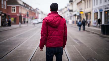 2Ein Flüchtling in Potsdam, aufgenommen im Januar. Bevor Versuche mit Integration und Sprachlernen überhaupt sinnvoll sind, brauchen zahlreiche Geflüchtete private und professionelle Hilfe, um Traumata im Zusammenhang mit ihren Fluchtgründen oder ihrer Flucht zu bewältigen.