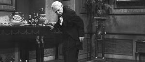 Freddie Frinton als Diener James stolpert in 18 Minuten elfmal über das Fell.