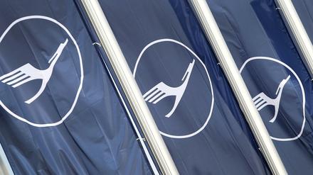 Flaggen mit dem Logo der Lufthansa wehen am Frankfurter Flughafen. 