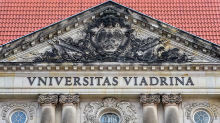 Das Portal des historischen Hauptgebäudes der Universität Viadrina.