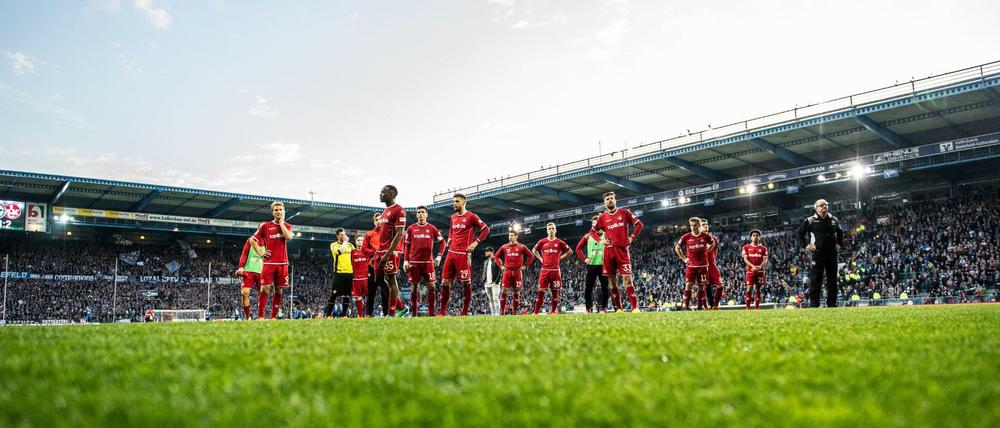 Die Spieler vom 1. FC Kaiserslautern stehen nach dem Spiel enttäuscht auf dem Platz.