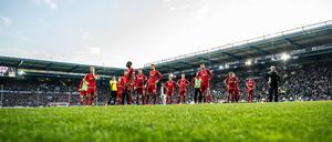 Die Spieler vom 1. FC Kaiserslautern stehen nach dem Spiel enttäuscht auf dem Platz.