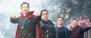 Dr. Strange (Benedict Cumberbatch), Tony Stark (Robert Downey Jr.) und Bruce Banner (Mark Ruffalo, v.li.) legen New York in Schutt und Asche.