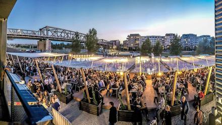 Abendstimmung in Kreuzberg. Das "BRLO Brwhouse" am Gleisdreieckpark bietet sommerliche Neo-Brauhausküche.