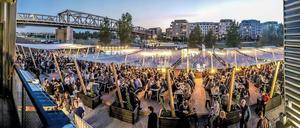 Abendstimmung in Kreuzberg. Das "BRLO Brwhouse" am Gleisdreieckpark bietet sommerliche Neo-Brauhausküche.