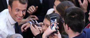 Der französische Präsident Emmanuel Macron mit Studenten der George-Washington-Universität. 