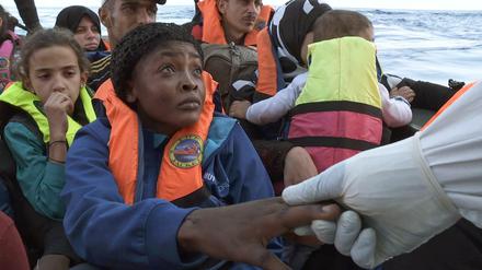 Eine Frau findet Trost durch die Mitarbeiter der Mare Nostrum in einer Szene aus "Eldorado".