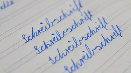 Ob die Kinder noch Schreibschrift lernen, variiert von Schule zu Schule. Das Füllerdiplom steht für die meisten in der 2.Klasse an. Dann heißt es: Mit Tinte schreiben lernen.