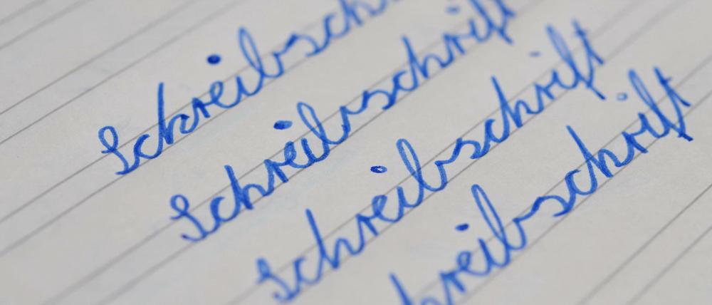 Ob die Kinder noch Schreibschrift lernen, variiert von Schule zu Schule. Das Füllerdiplom steht für die meisten in der 2.Klasse an. Dann heißt es: Mit Tinte schreiben lernen.