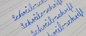 Ob die Kinder noch Schreibschrift lernen, variiert von Schule zu Schule. Das Füllerdiplom steht für die meisten in der 2.Klasse an. Dann heißt es: Mit Tinte schreiben lernen.