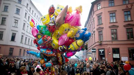  Bunte Luftballons beim Myfest - auch in diesem Jahr wird es zum 1. Mai voll in Kreuzberg.
