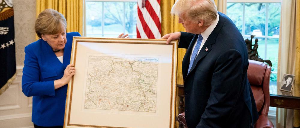 Gastgeschenk: Bundeskanzlerin Angela Merkel überreicht US-Präsident Donald Trump eine historische Karte von Rheinland-Pfalz. Von dort wanderte sein Großvater in die USA aus.