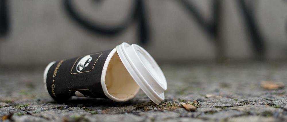Ein Einweg-Kaffeebecher liegt auf dem Boden.