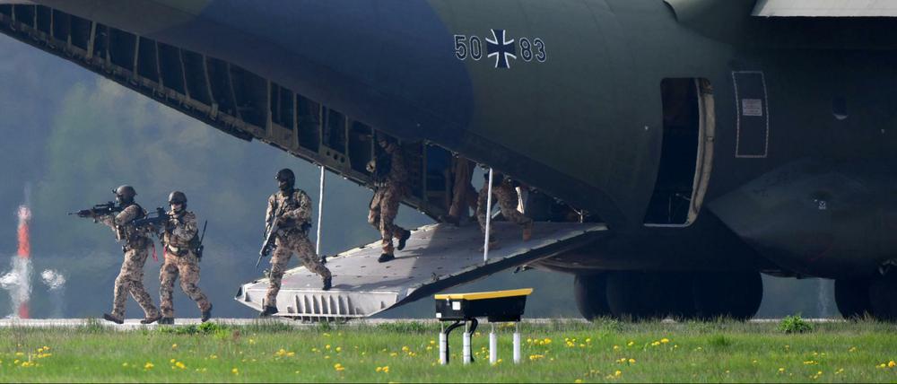 Soldaten der Bundeswehr bei einer Präsentation auf der ILA in Schönefeld.