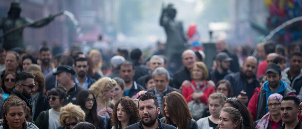 Besucher tanzen am 01.05.2015 in Berlin beim "Myfest" in Kreuzberg.