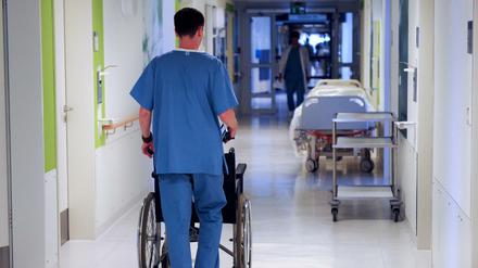 In der Alten- und Krankenpflege sind 35.000 Stellen nicht besetzt.