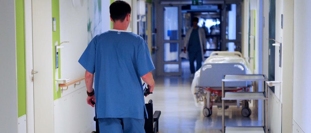In der Alten- und Krankenpflege sind 35.000 Stellen nicht besetzt.