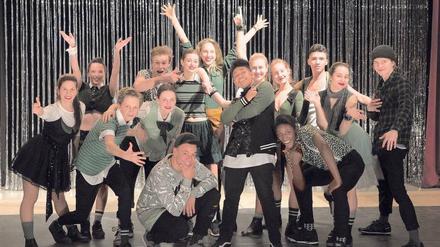 Gegen alle Widerstände bringt Aushilfslehrerin Maria Kowalke (Petra Schmidt-Schaller, hinten Mitte) die ehemaligen Spacken der 10A auf Musicalkurs. 