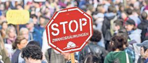 Empört. Die steigenden Lebenskosten beschäftigen immer mehr Berliner. Bei der „Mietenwahnsinn“-Demo am 14. April gingen um die 20.000 Menschen auf die Straße.