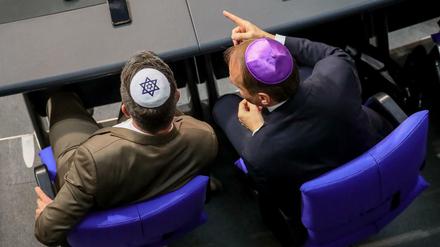 Zwei Abgeordnete der Unionsfraktion tragen Kippa bei der Debatte im Bundestag. 
